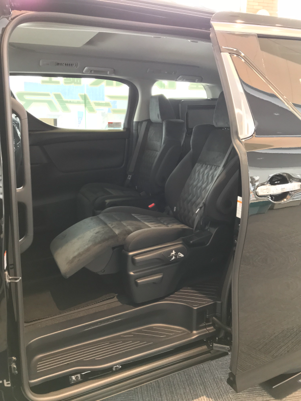 新型アルファード展示中