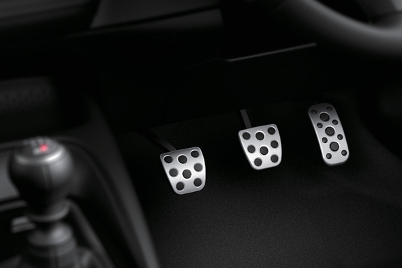 アルミペダル（アクセル・ブレーキ・クラッチ［6MTのみ］）