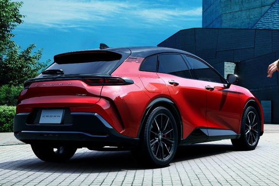 【モデル入り素材】SPORT RS（2.5Lプラグインハイブリッド車）